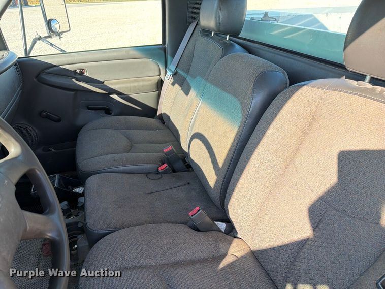 image for item DZ4849 2004 Chevrolet Silverado 3500 utility bed pickup truck