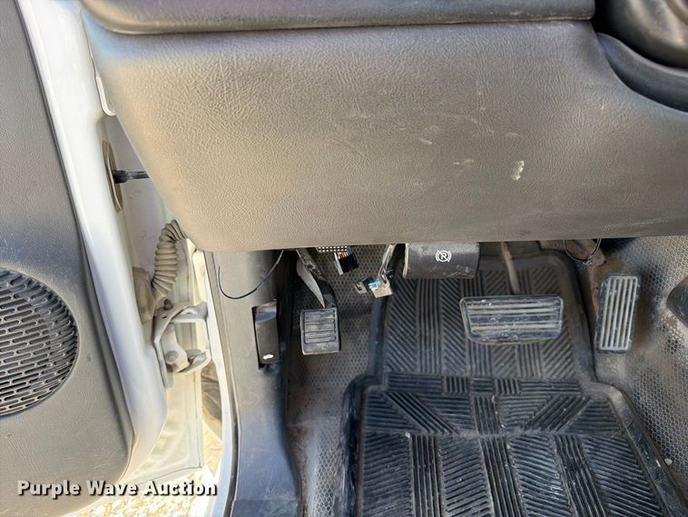 image for item DZ4849 2004 Chevrolet Silverado 3500 utility bed pickup truck