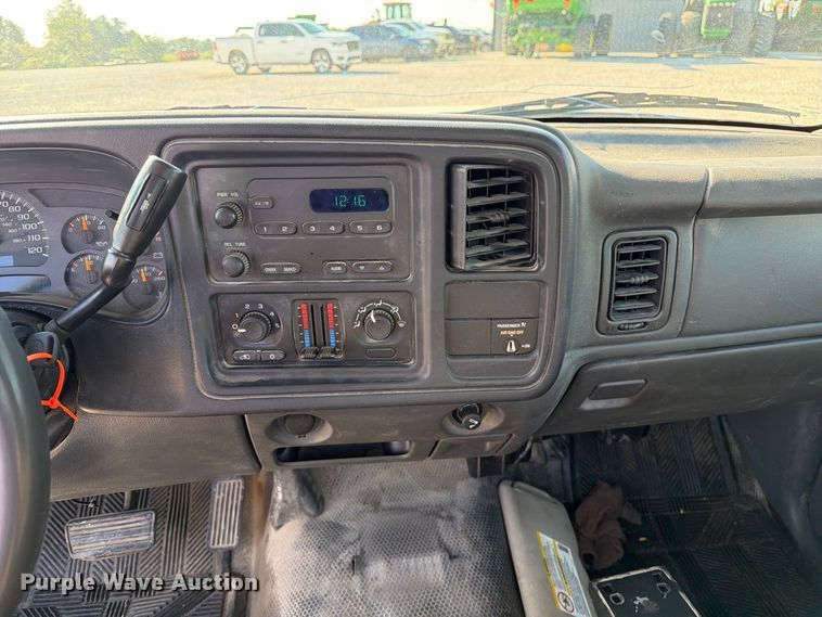 image for item DZ4849 2004 Chevrolet Silverado 3500 utility bed pickup truck