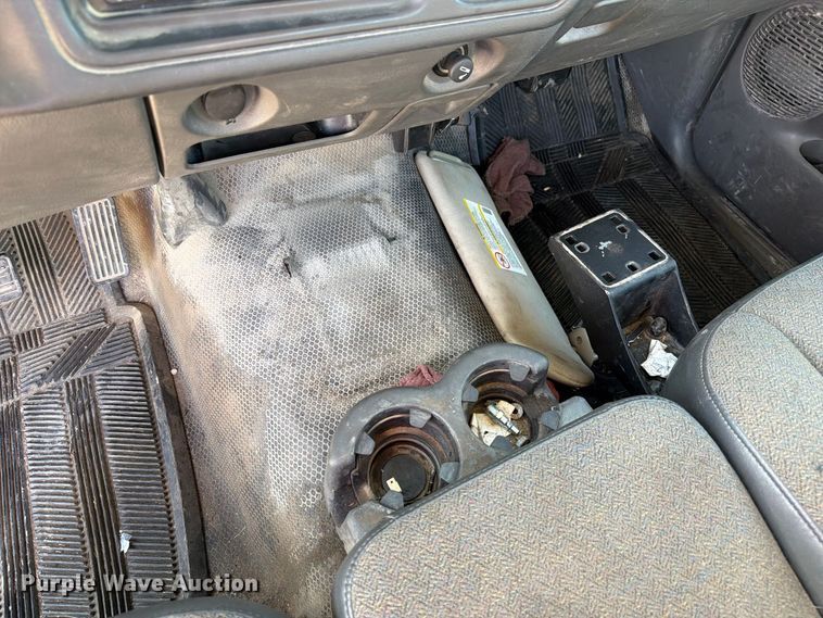 image for item DZ4849 2004 Chevrolet Silverado 3500 utility bed pickup truck