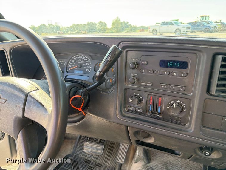 image for item DZ4849 2004 Chevrolet Silverado 3500 utility bed pickup truck