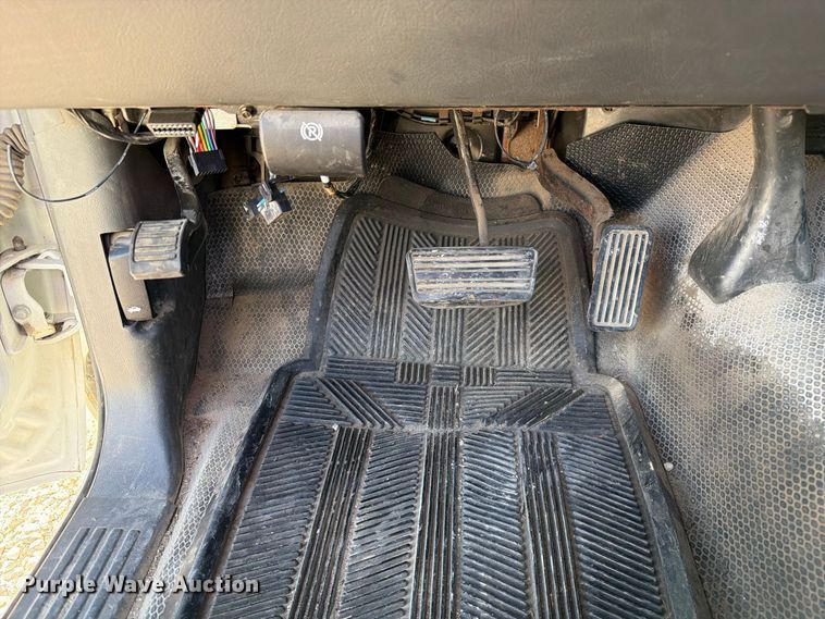 image for item DZ4849 2004 Chevrolet Silverado 3500 utility bed pickup truck