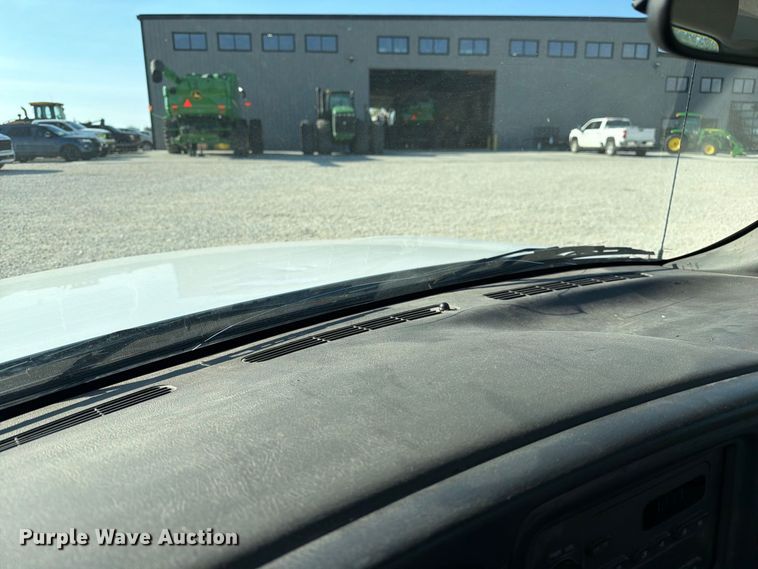 image for item DZ4849 2004 Chevrolet Silverado 3500 utility bed pickup truck