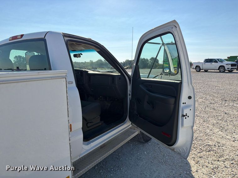 image for item DZ4849 2004 Chevrolet Silverado 3500 utility bed pickup truck
