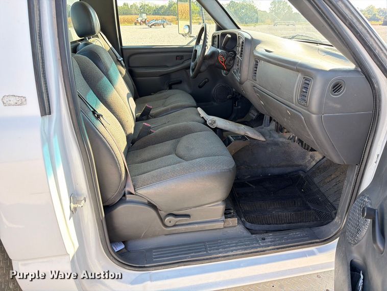 image for item DZ4849 2004 Chevrolet Silverado 3500 utility bed pickup truck