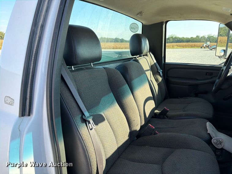image for item DZ4849 2004 Chevrolet Silverado 3500 utility bed pickup truck