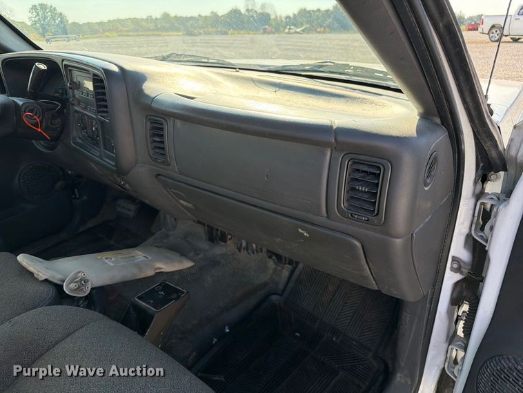 image for item DZ4849 2004 Chevrolet Silverado 3500 utility bed pickup truck