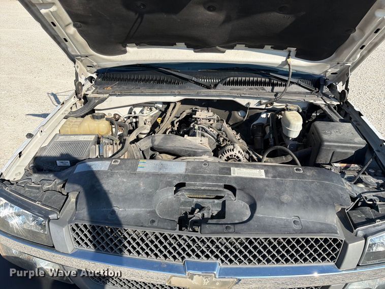 image for item DZ4849 2004 Chevrolet Silverado 3500 utility bed pickup truck