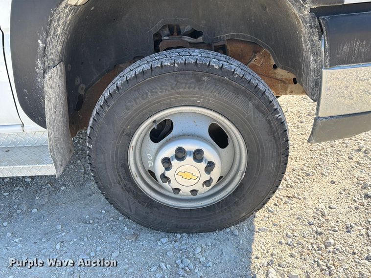 image for item DZ4849 2004 Chevrolet Silverado 3500 utility bed pickup truck
