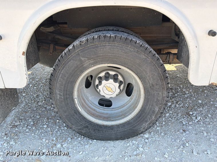 image for item DZ4849 2004 Chevrolet Silverado 3500 utility bed pickup truck