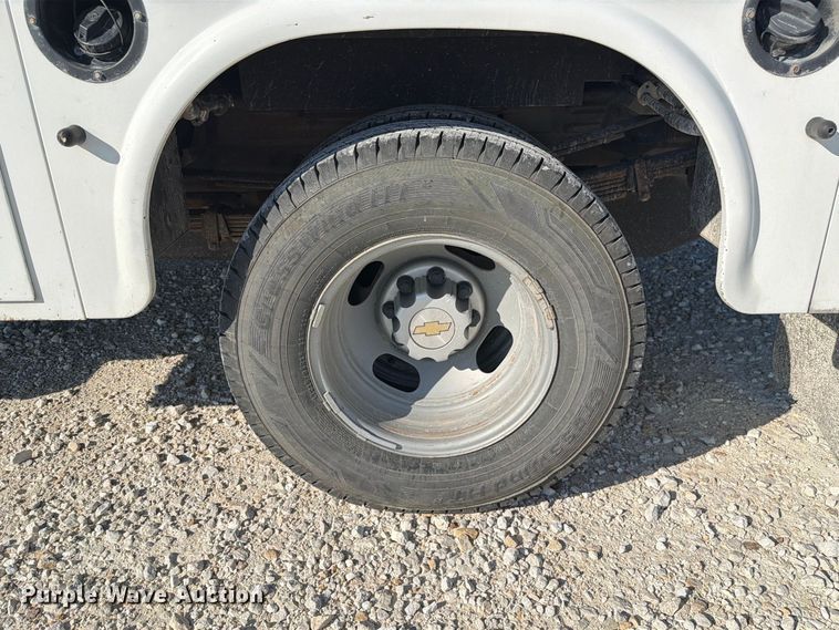 image for item DZ4849 2004 Chevrolet Silverado 3500 utility bed pickup truck