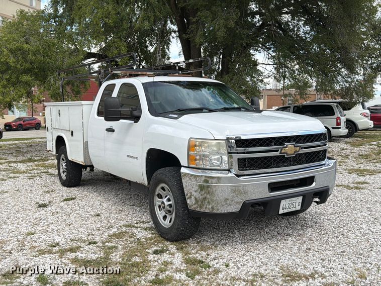image for item DZ4851 2011 Chevrolet Silverado 3500HD Ext. Cab utility bed pickup truck