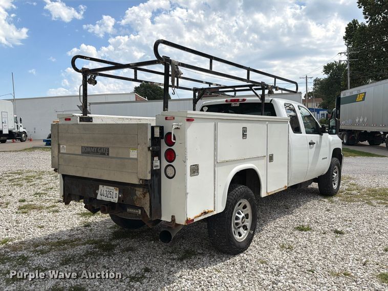 image for item DZ4851 2011 Chevrolet Silverado 3500HD Ext. Cab utility bed pickup truck