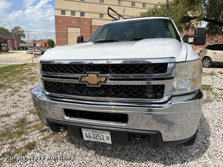 image for item DZ4851 2011 Chevrolet Silverado 3500HD Ext. Cab utility bed pickup truck