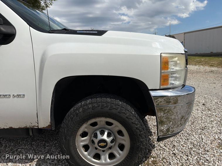 image for item DZ4851 2011 Chevrolet Silverado 3500HD Ext. Cab utility bed pickup truck