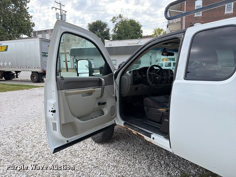 image for item DZ4851 2011 Chevrolet Silverado 3500HD Ext. Cab utility bed pickup truck