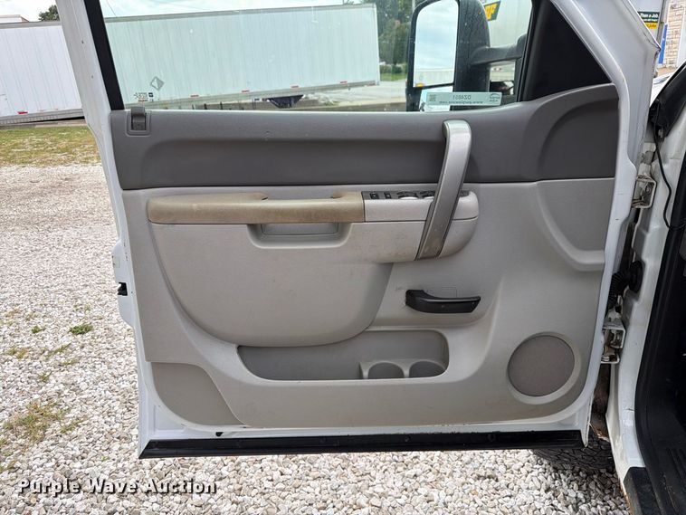 image for item DZ4851 2011 Chevrolet Silverado 3500HD Ext. Cab utility bed pickup truck