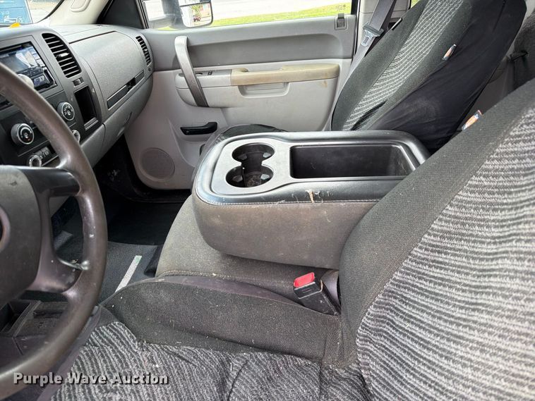 image for item DZ4851 2011 Chevrolet Silverado 3500HD Ext. Cab utility bed pickup truck