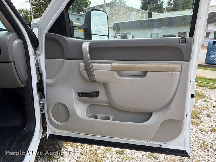 image for item DZ4851 2011 Chevrolet Silverado 3500HD Ext. Cab utility bed pickup truck