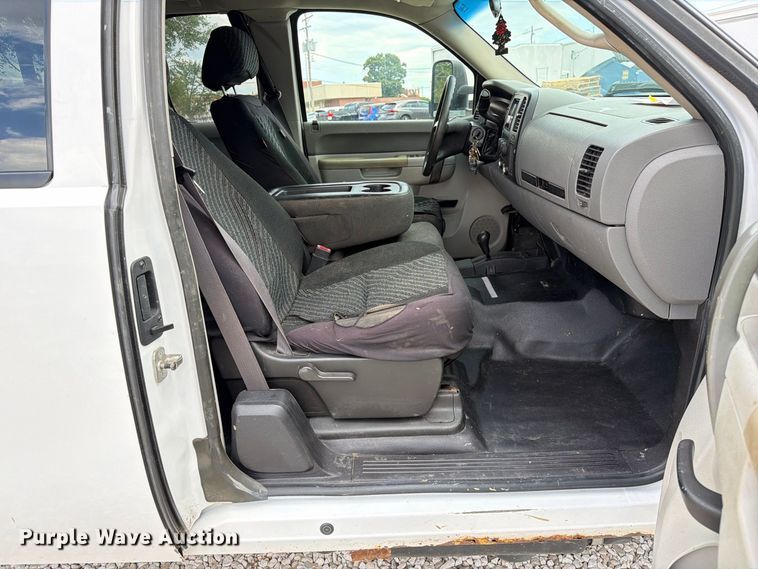 image for item DZ4851 2011 Chevrolet Silverado 3500HD Ext. Cab utility bed pickup truck