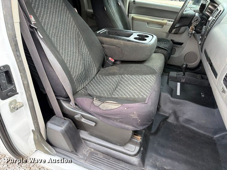 image for item DZ4851 2011 Chevrolet Silverado 3500HD Ext. Cab utility bed pickup truck