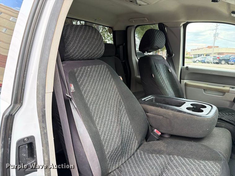 image for item DZ4851 2011 Chevrolet Silverado 3500HD Ext. Cab utility bed pickup truck