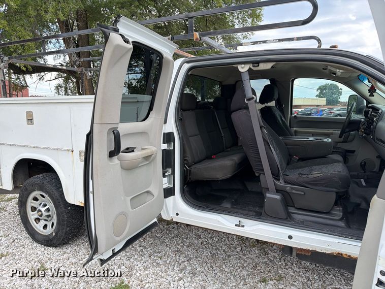 image for item DZ4851 2011 Chevrolet Silverado 3500HD Ext. Cab utility bed pickup truck