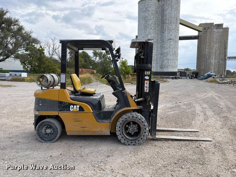 image for item DZ4856 Caterpillar P6000 forklift