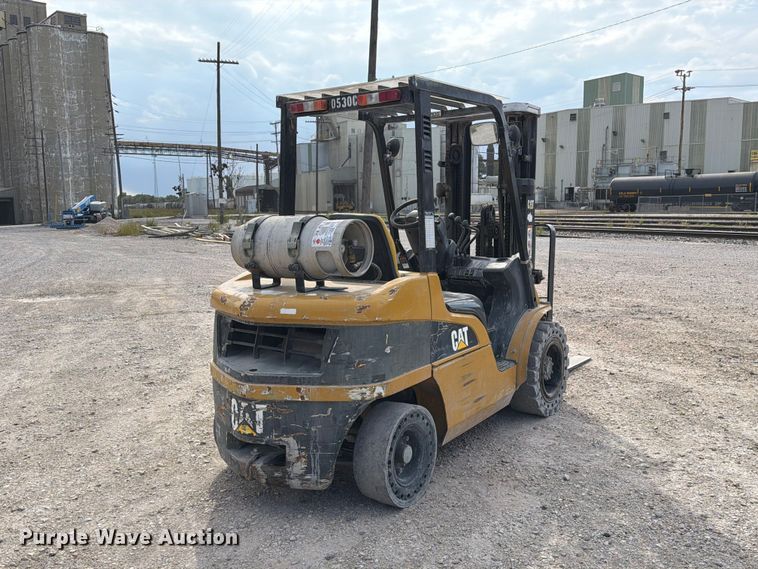 image for item DZ4856 Caterpillar P6000 forklift