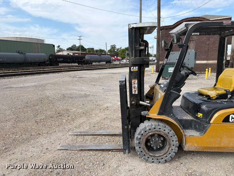 image for item DZ4856 Caterpillar P6000 forklift