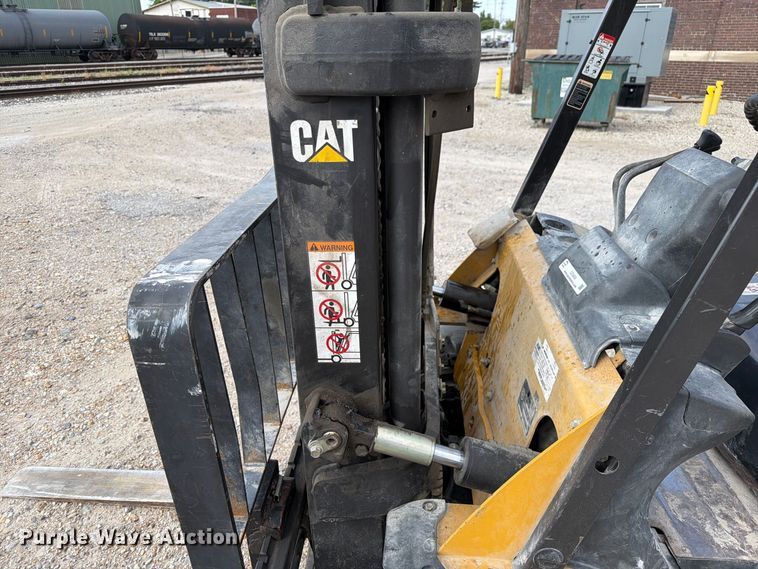 image for item DZ4856 Caterpillar P6000 forklift
