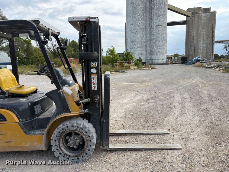 image for item DZ4856 Caterpillar P6000 forklift