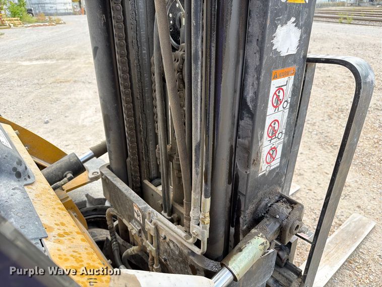 image for item DZ4856 Caterpillar P6000 forklift