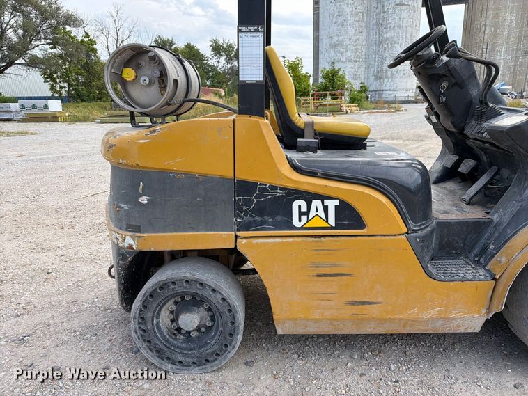 image for item DZ4856 Caterpillar P6000 forklift