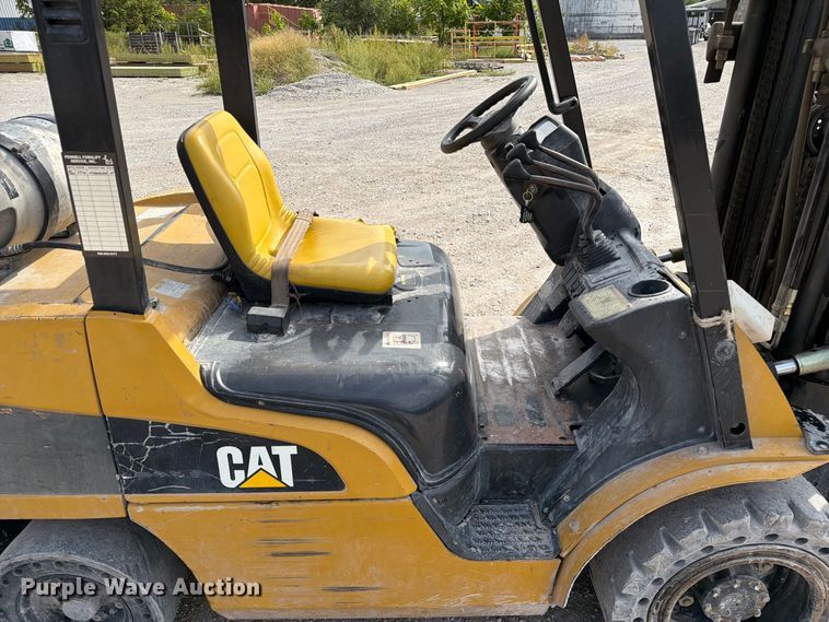 image for item DZ4856 Caterpillar P6000 forklift