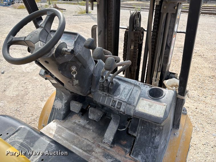 image for item DZ4856 Caterpillar P6000 forklift