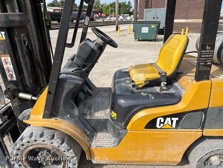 image for item DZ4856 Caterpillar P6000 forklift