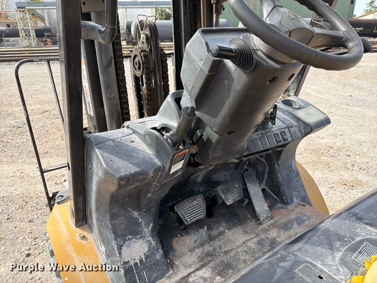 image for item DZ4856 Caterpillar P6000 forklift