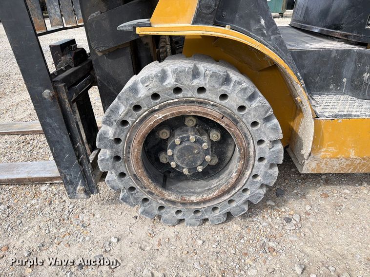 image for item DZ4856 Caterpillar P6000 forklift