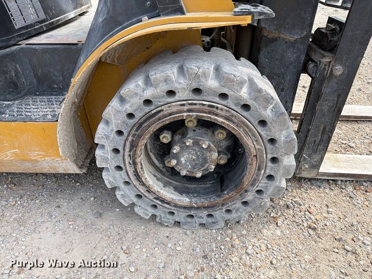 image for item DZ4856 Caterpillar P6000 forklift