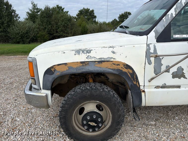 image for item DZ4896 1995 Chevrolet Cheyenne 3500 flatbed pickup truck