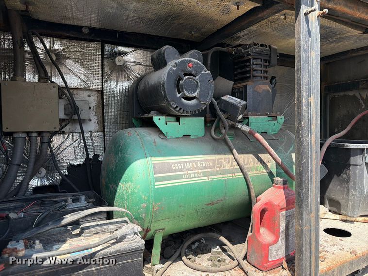 image for item EA7329 2002 Kentucky dry van trailer