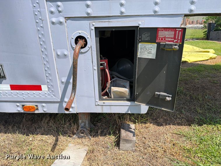 image for item EA7329 2002 Kentucky dry van trailer