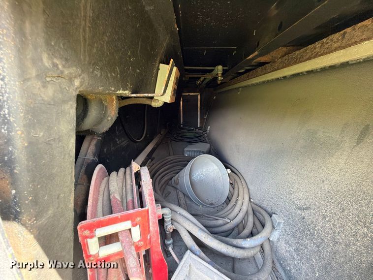 image for item EA7329 2002 Kentucky dry van trailer