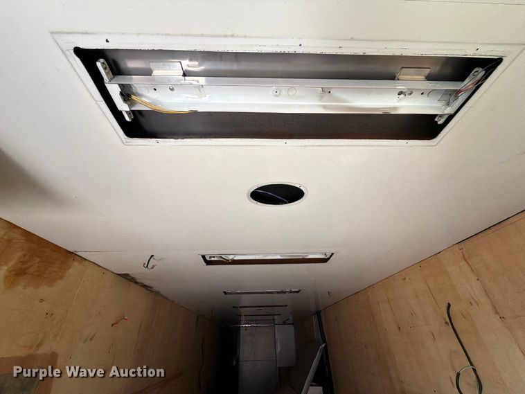 image for item EA7329 2002 Kentucky dry van trailer