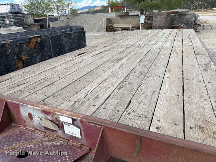 image for item ED0195 2001 Trail King flatbed trailer
