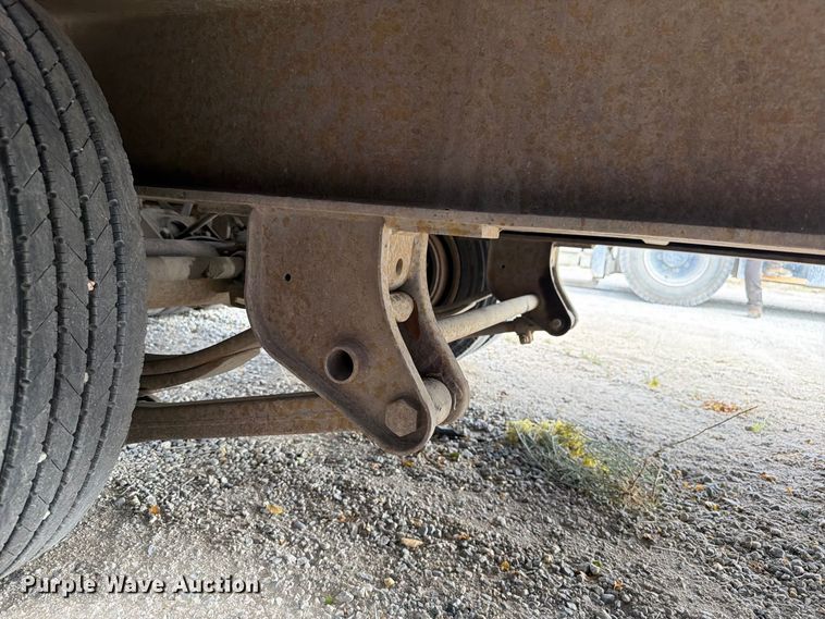 image for item ED0195 2001 Trail King flatbed trailer