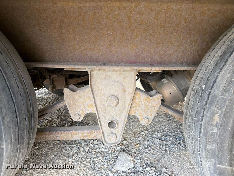 image for item ED0195 2001 Trail King flatbed trailer