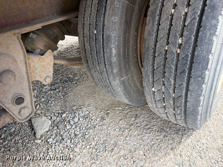 image for item ED0195 2001 Trail King flatbed trailer