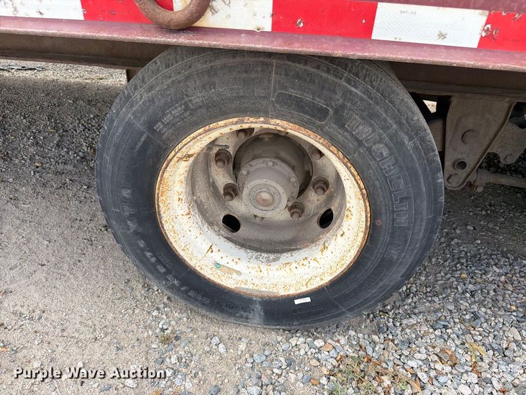 image for item ED0195 2001 Trail King flatbed trailer